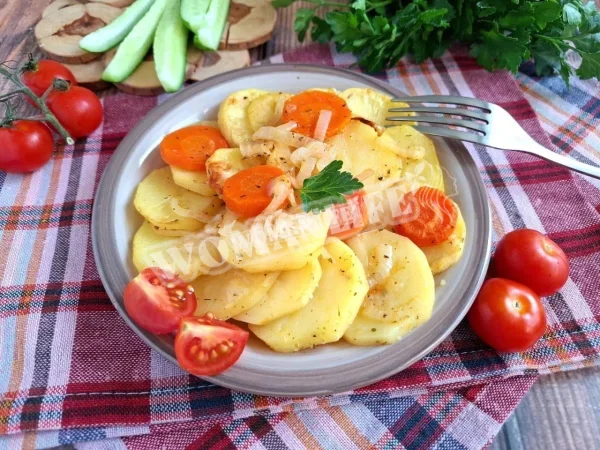 Картопля з овочами в рукаві в духовці