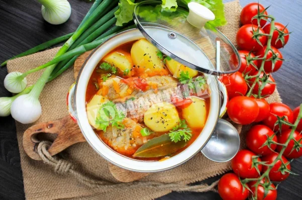 Тушкована картопля зі свинячими ребрами на сковороді