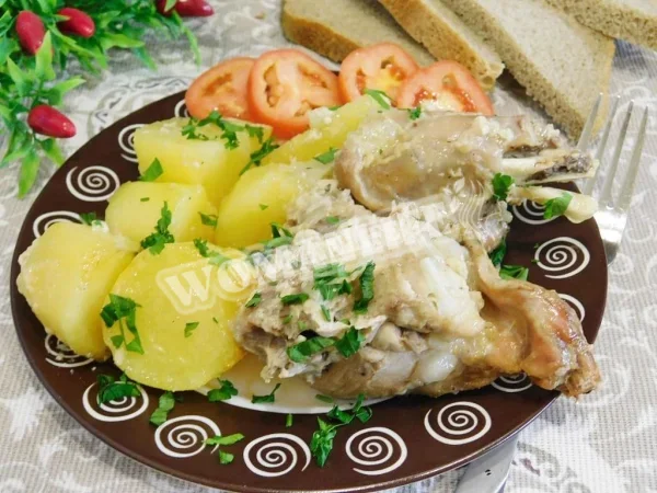Кролик, тушкований в сметані з картоплею