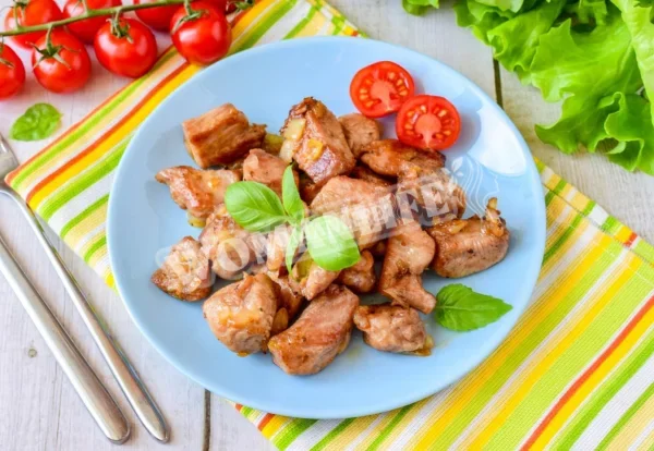Шматочки філе індички на сковороді