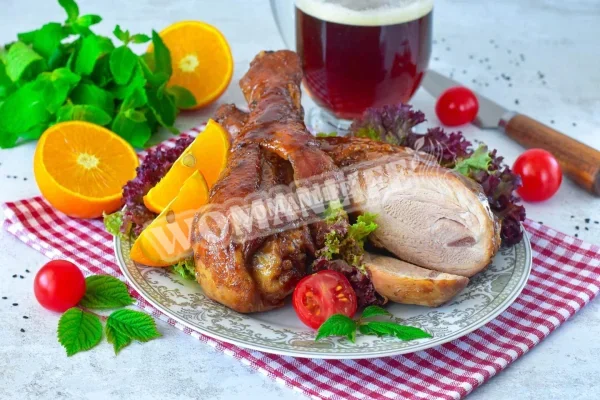 Гомілка індички на сковороді