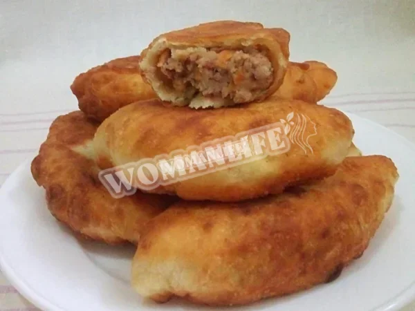 Пиріжки з квасолею, смажені з дріжджового тіста на сковороді