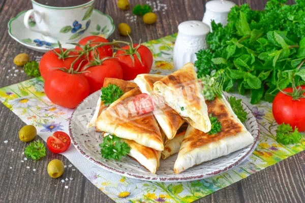 Конвертики з лаваша з сиром, сиром і зеленню