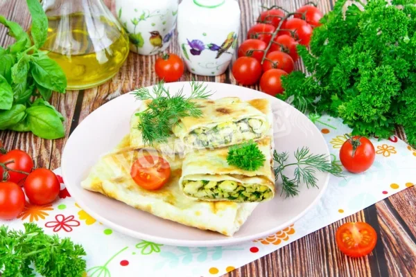 Лаваш з яйцем і зеленню на сковороді