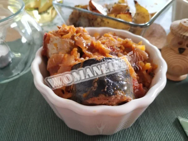 Скумбрія тушкована з овочами