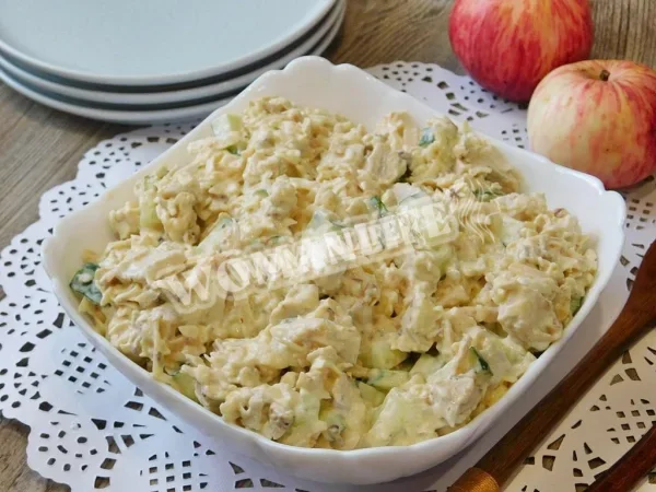 Салат з волоським горіхом з копченою куркою