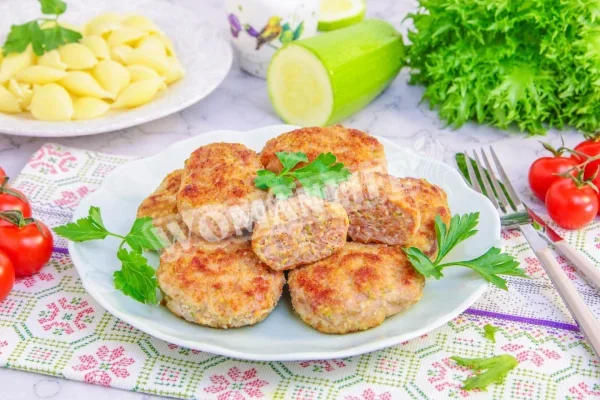 Котлети з фаршу з кабачками на сковороді