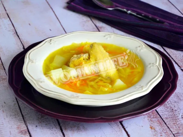 Класичний суп з капустою з куркою