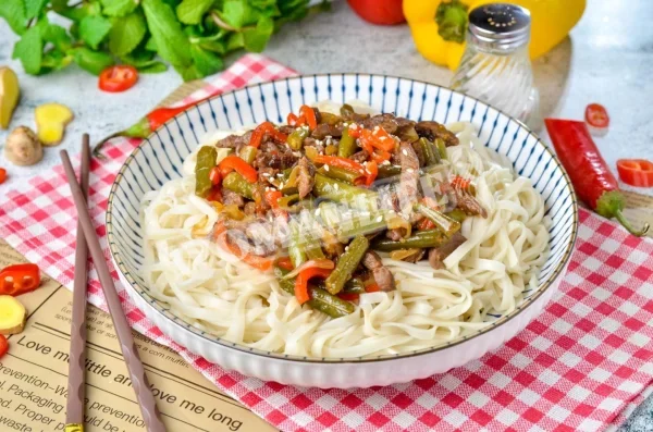 Локшина з м'ясом і овочами