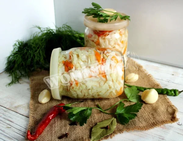 Як замаринувати капусту в банку на зиму