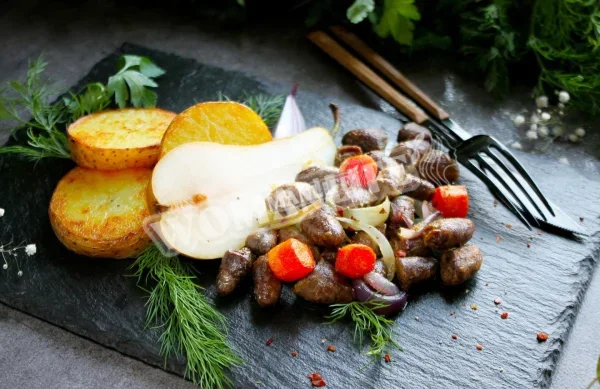 Смажені курячі сердечка з цибулею на сковороді