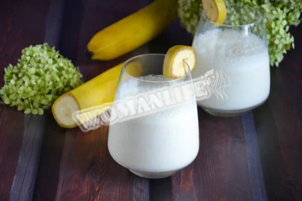 Молочний коктейль з морозивом і бананом