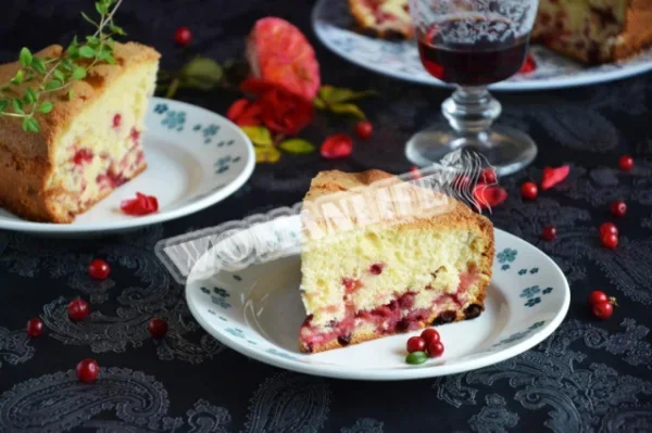 Шарлотка з брусницею