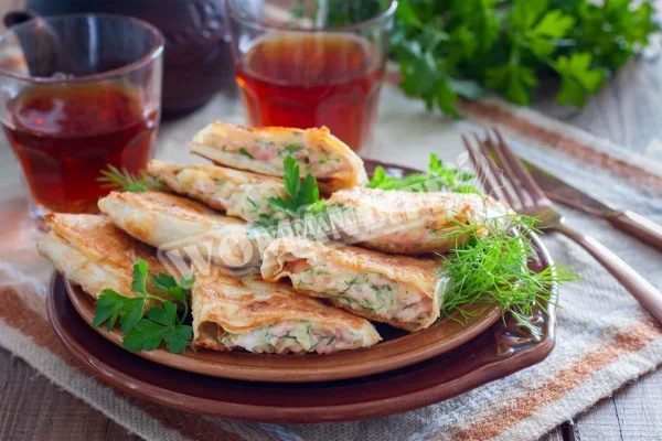 Лаваш з ковбасою і сиром на сковороді
