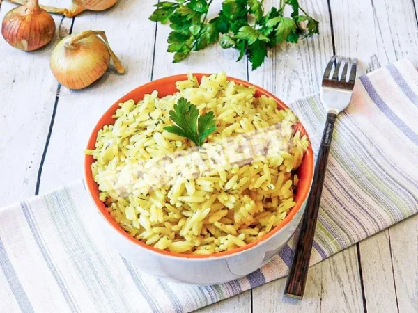 Рис на сковороді розсипчастий