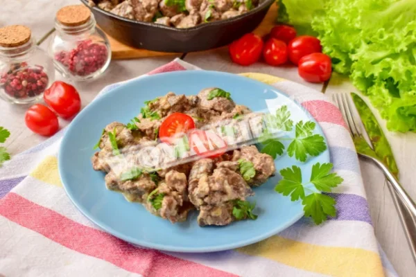 Куряча печінка на сковороді зі сметаною