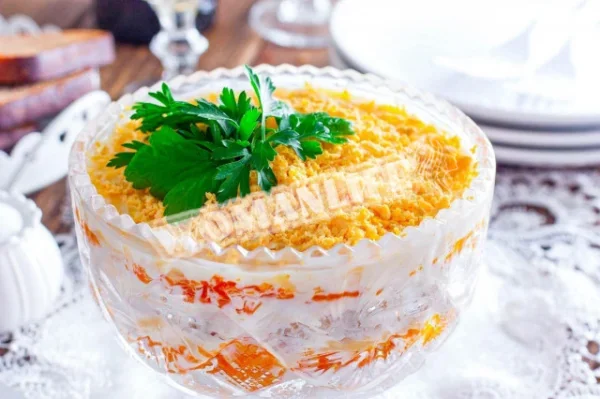 Ніжний салат з куркою і сиром