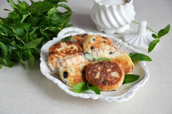 Сирники з сирної маси з родзинками