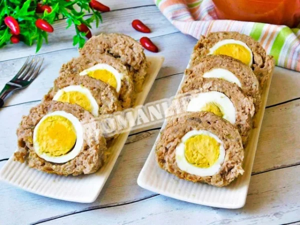Рулет з фаршу з яйцем в духовці