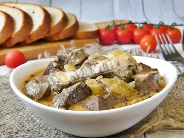Свиняча печінка в сметані на сковороді