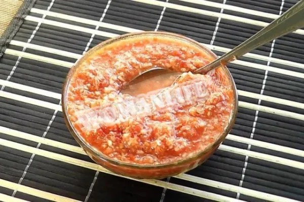 Гаряча закуска з хрону з помідорами і часником