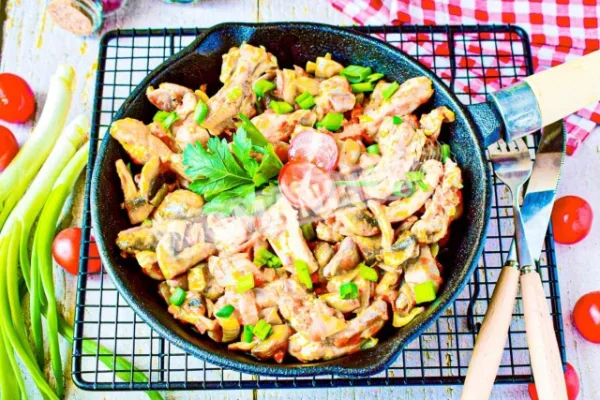 Куряче філе з грибами на сковороді