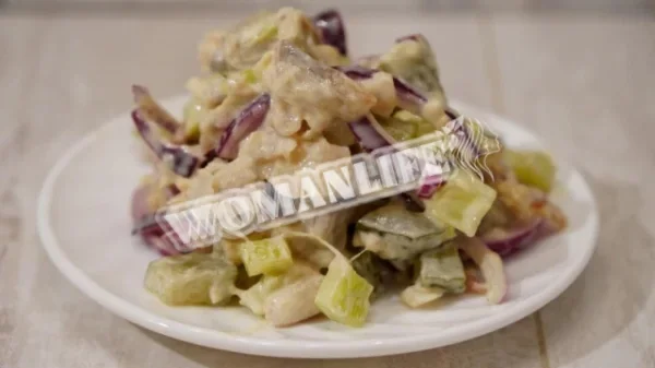 Рибний салат з копченою скумбрією та маринованими огірками