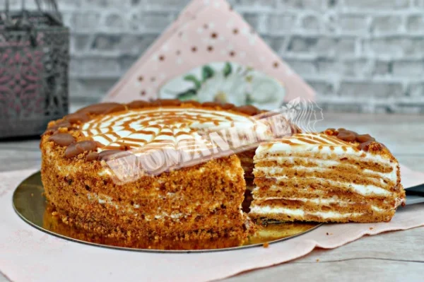 Карамельний торт для дівчинки