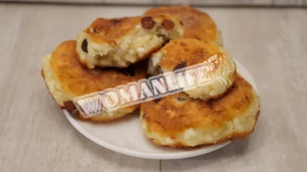 Ванільні сирники з родзинками та манною крупою