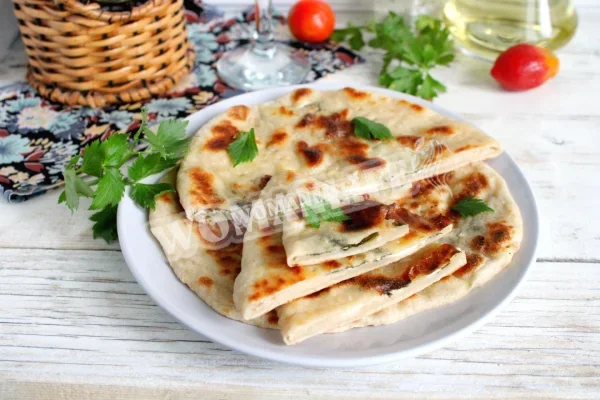 Оладка з сиром і зеленню на сковороді