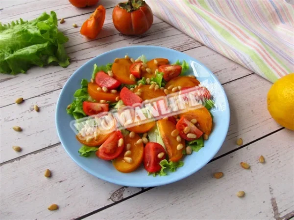 Салат з хурмою і кедровими горішками