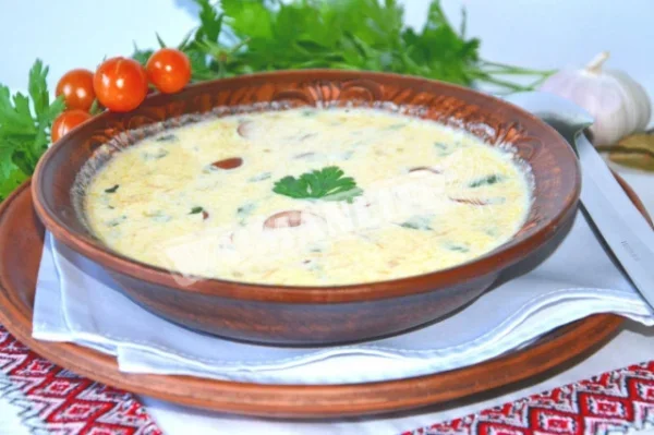 Сирний суп з копченими ковбасками