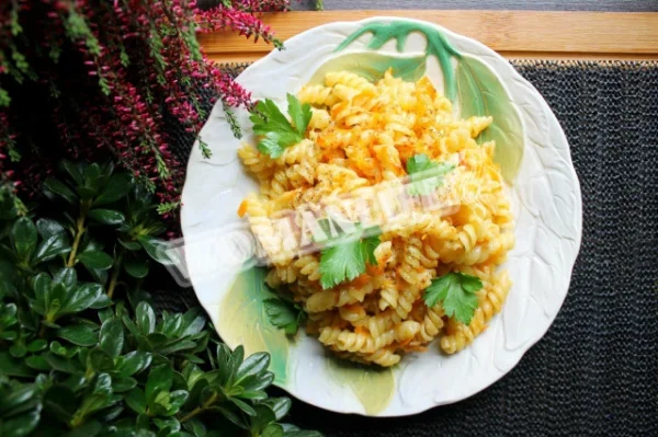 Паста з морквою і цибулею на сковороді