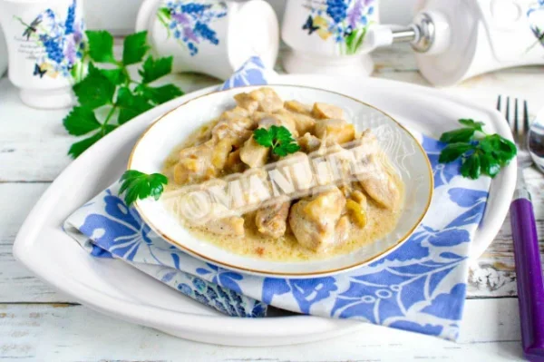 Куряче філе в сметанному соусі на сковороді