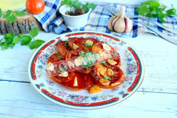 Помідори на сковороді з часником, обсмажені часточками