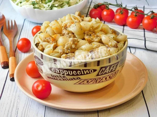 Макарони з фаршем на сковороді