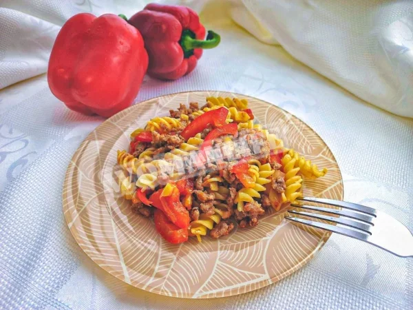 Паста з фаршем і помідорами