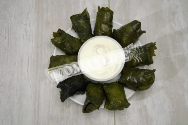 долма, фарширована фаршем, рисом, цибулею і зеленню