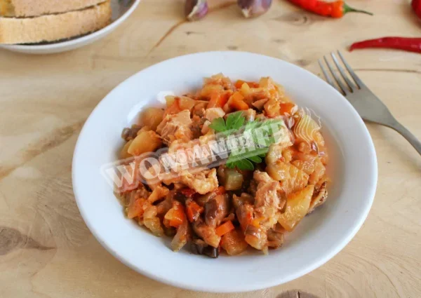 Індичка з овочами в соусі