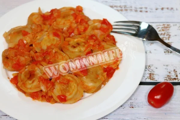 Пельмені з помідорами на сковороді