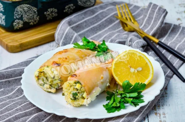 Кальмари, фаршировані рисом і яйцем зі сметаною в духовці