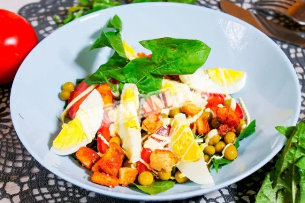 Салат з листя кульбаби з яйцем і помідорами