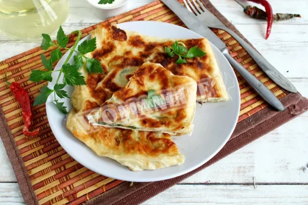 Лаваш з сиром і яйцем на сковороді