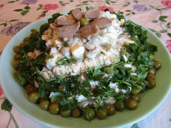 Бюджетний салат з курячими шлунками і смаженими грибами