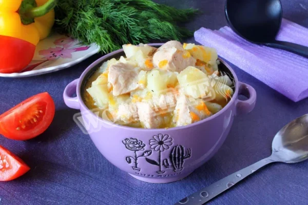 Тушкована картопля з курячим філе на сковороді