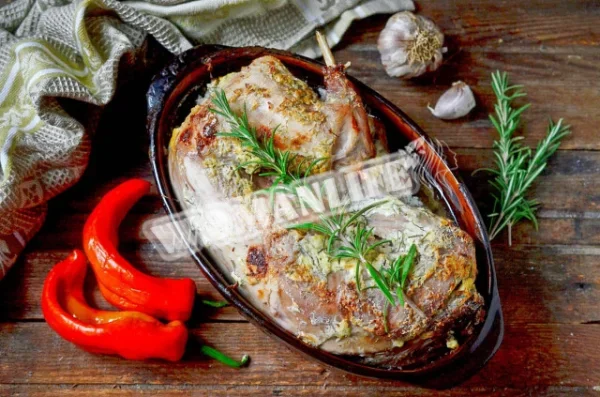 Запечений кролик в духовці цілком