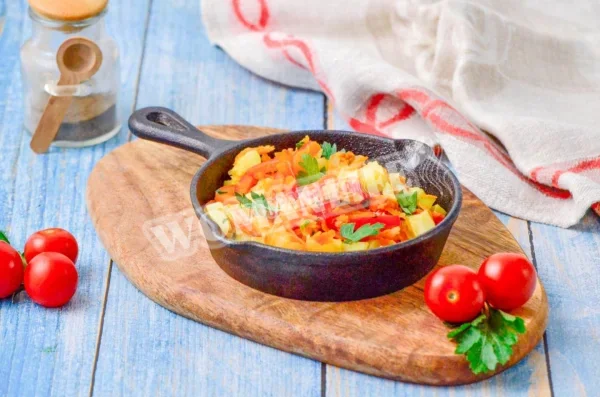 Кабачки з овочами на сковороді