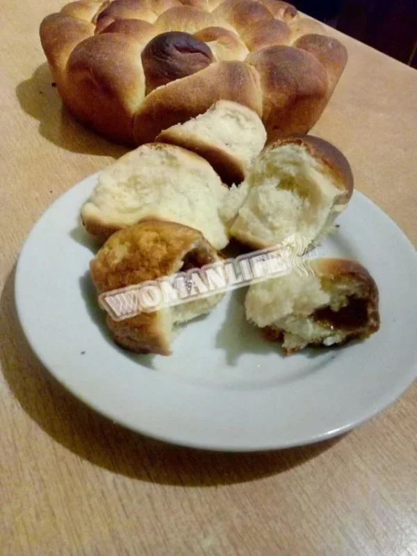 Веселі сімейні булочки з дріжджового тіста з повидлом