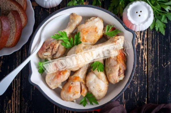 Курячі гомілки на сковороді