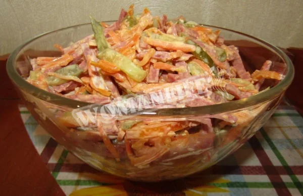 Салат по-корейськи з копченою ковбасою та морквою